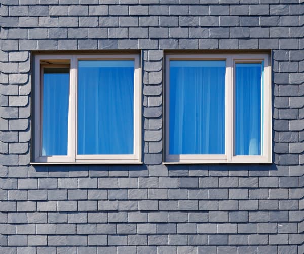 Schieferfassade, Fassade mit dunklem Schiefer verkleidet von einer Fachfirma von Aroundhome