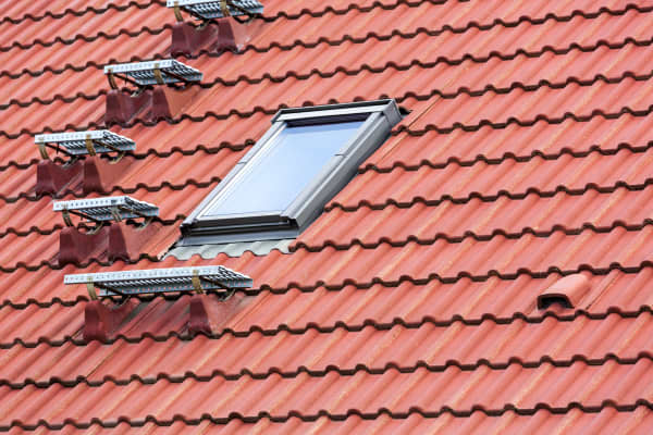 Ausstiegsfenster mit Leitersprossen im Dach.