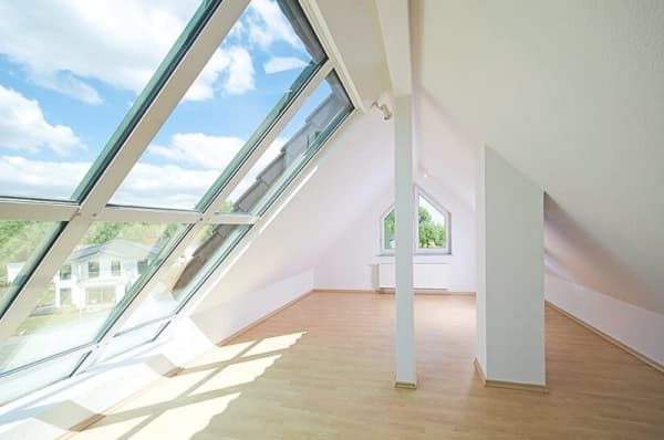 Ausgebautes Dachgeschoss mit großen Dachfenstern