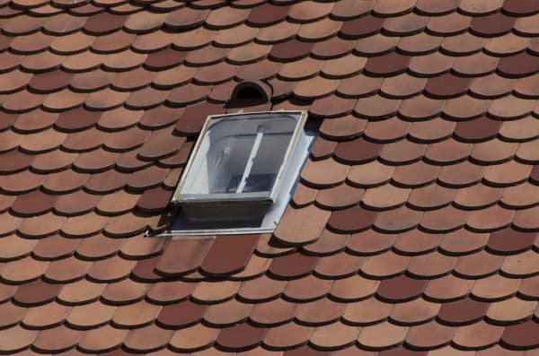 Dachlukenfenster in einem roten Ziegeldach