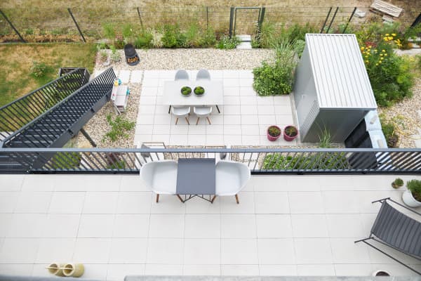 Dachterrasse ist über Außentreppe mit Bodenterrasse verbunden.