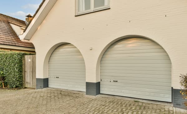 Ins Wahnhaus integrierte Doppelgarage mit Garagentor in Sondermaßen