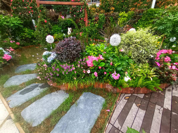 Gartenweg mit Blumen, GALA Planung mit Aroundhome