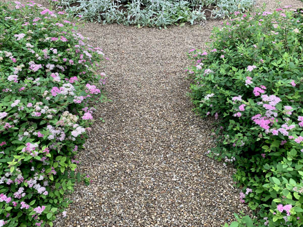 Blumenbeete mit Kiesweg dazwischen