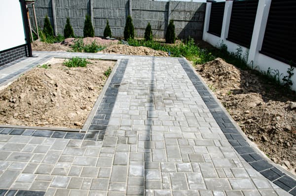 Gartenweg gepflastert mit einem umgepflanzten Garten