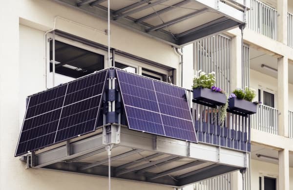 Balkon mit einer Photovoltaikanlage am Geländer montiert.