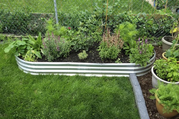 Kleiner Garten mit einem Beet