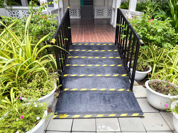 Rampe am Wohnhaus über der Treppe