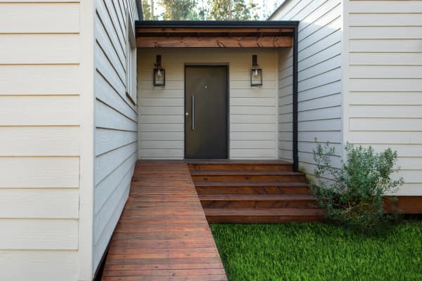 Eingangsbereich mit Treppe und Rampe aus Holz