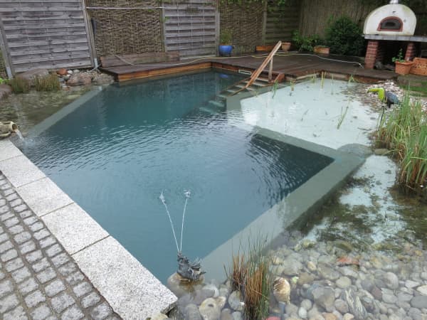 Moderner Schwimmteich mit Treppe