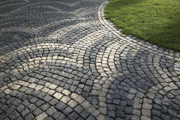 Pflastersteine im Schuppenmuster verlegt