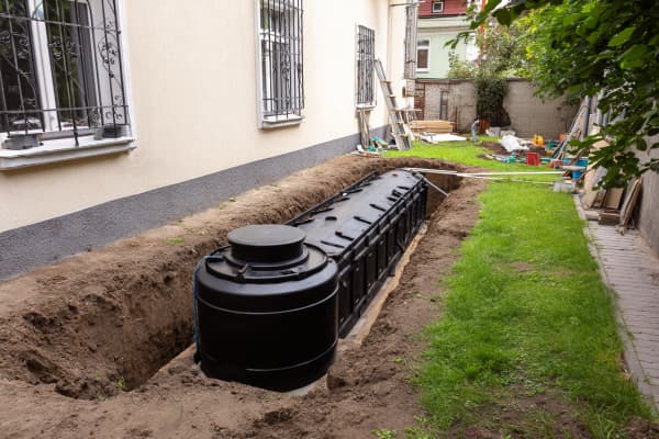 Garten mit Zisterne und Rasenfläche