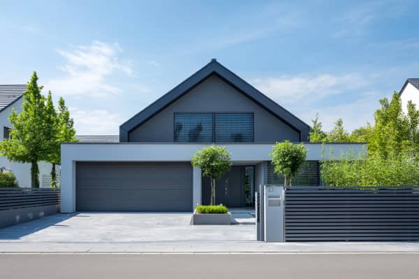 Haus mit einer gepflasterten Einfahrt