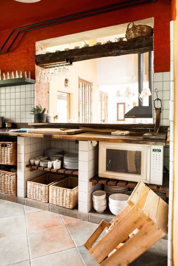 gemauerte Küche in rustikaler Optik planen mit Aroundhome, Kücheneinrichtung