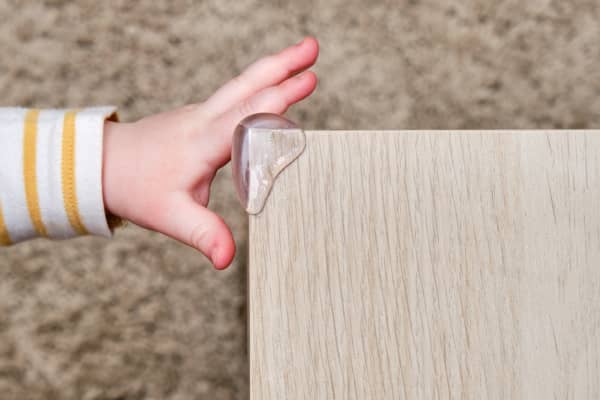 Kinder können sich leicht an Kanten und spitzen Ecken stoßen - Eckenschutz kann helfen.