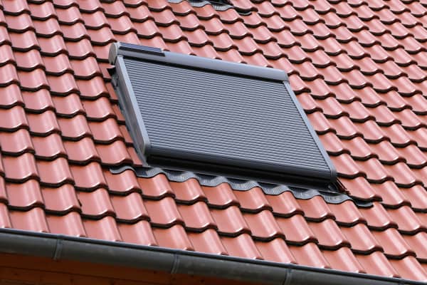 Solar-Rollladen am Dachfenster