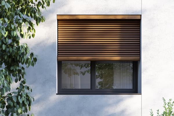 Das Bild zeigt einen Rollladen aus Holz an einem modernen Fenster.