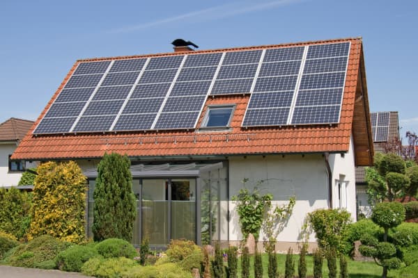 Solaranlage auf dem Dach eines Einfamilienhauses.
