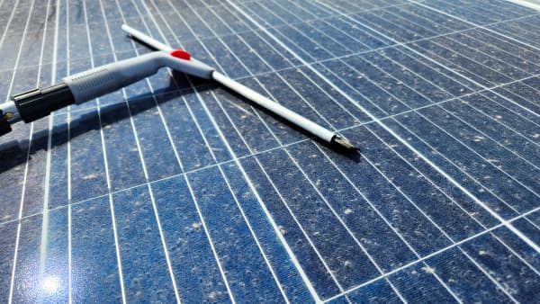 Reinigung eines verschmutzten Solarmoduls