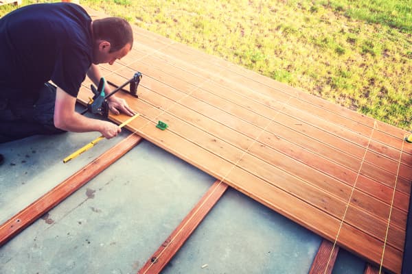 Handwerker beim Bau einer Terrasse aus Holzdielen