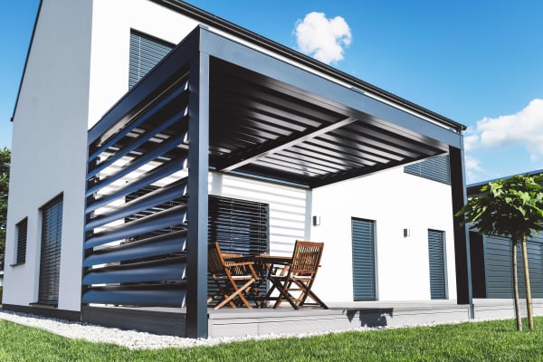 Lamellen-Sichtschutz aus Aluminium an einer Terrassenüberdachung