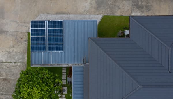 Terrassenüberdachung über Ecke von Haus aus der Sicht von oben.