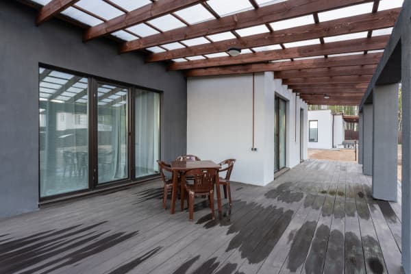 Terrassenüberdachung über Eck aus Holz und Polycarbonat