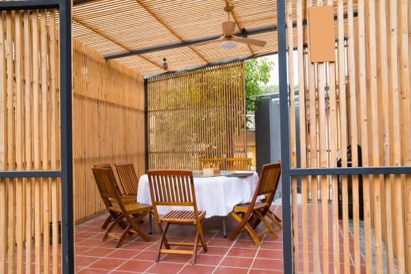 Terrassenüberdachung mit seitlichem Sichtschutz aus Holz