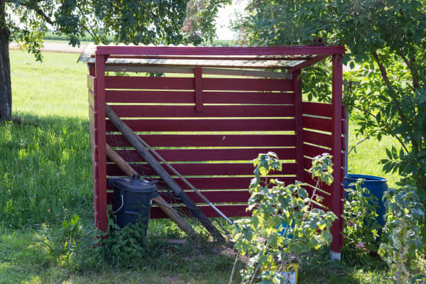 Rote Überdachung mit einem Kunststoffdach aus Polyester