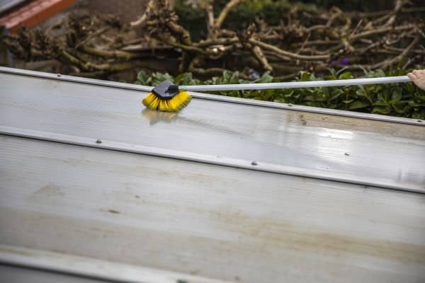 Reinigung einer Terrassenüberdachung aus Kunststoff mit geringem Gefälle.