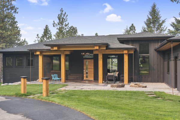 Vordach und Terrassenüberdachung eines Bungalows