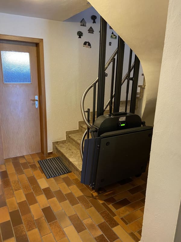 Plattformlift für kurvige Treppe