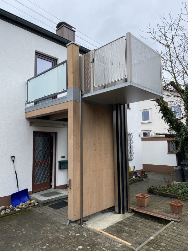 Hublift als Beispiel für einen Rollstuhllift über eine Etage