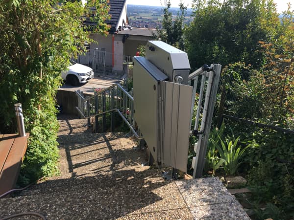 Außenlift für Rollstuhl an einem Hang von der Marke HIRO LIFT