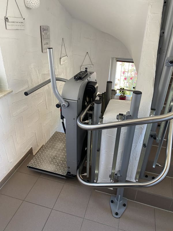 Plattformlift für Kleinwüchsige als Beispielbild für Treppenlifte