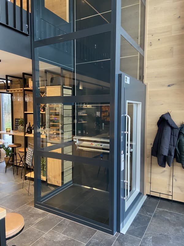 Rollstuhllift mit Schacht als Alternative zum Treppenlift