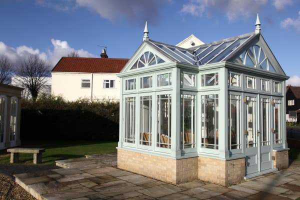 Englischer Wintergarten mit Glasdach und Verzierungen