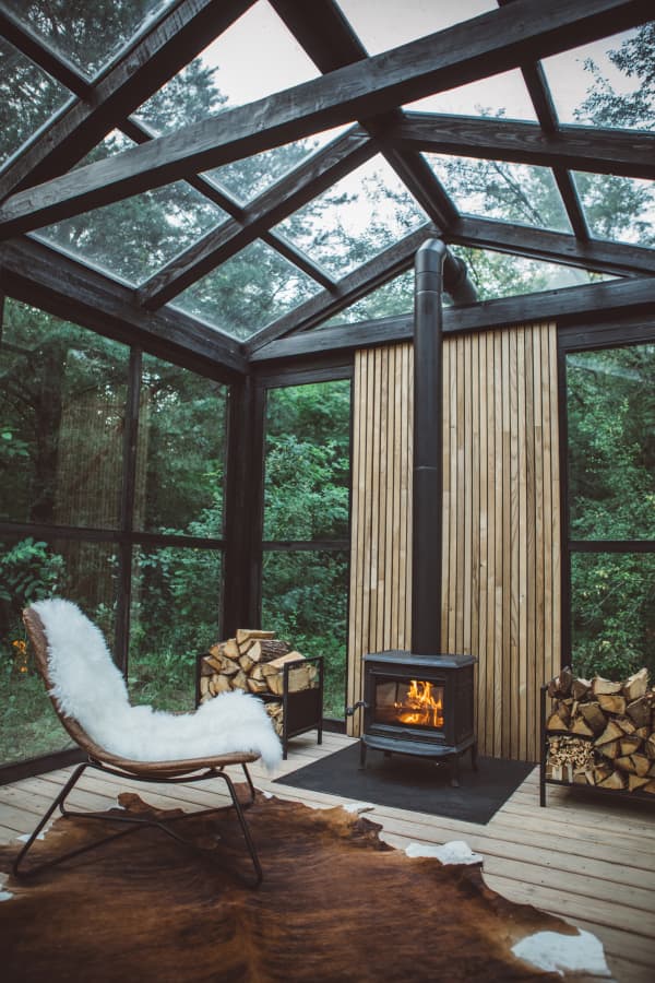 Im Kaltwintergarten können ein Kamin oder Heizstrahler für Wärme sorgen.