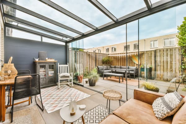 Mit Schiebetüren und einer Verglasung können Sie den Wintergarten auch im Frühjahr und Herbst nutzen.