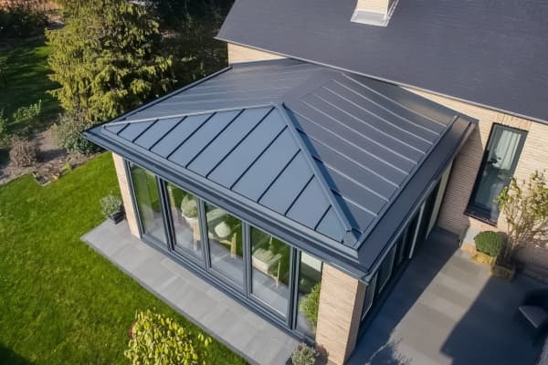 Wintergarten mit Sandwichdachplatten aus Aluminium.