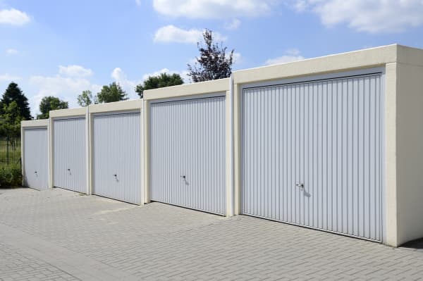 Reihengarage mit höhenversetzter Anordnung und 5 Einheiten