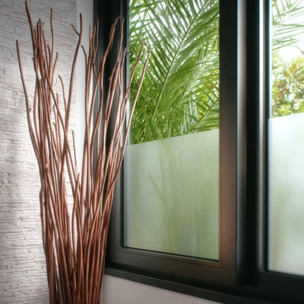 Das Bild zeigt eine moderne Fensteransicht mit Sichtschutzfolie