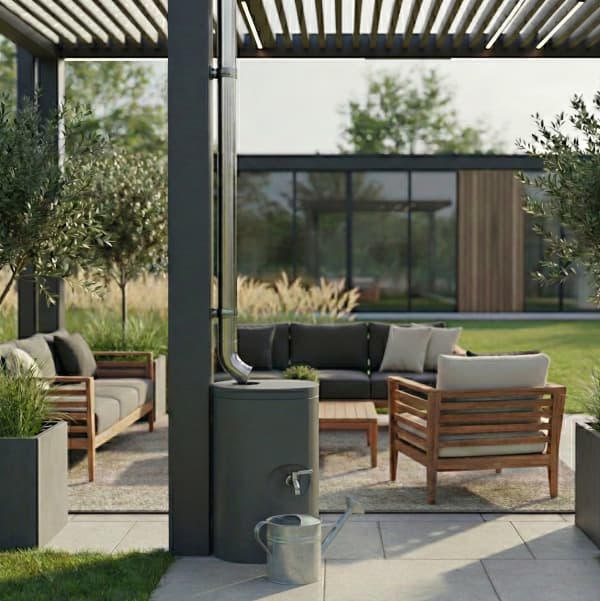 Terrassenüberdachung mit Fallrohr und Regentonne.