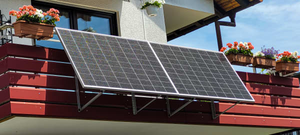 Balkonsolaranlage mit zwei Solarmodulen an Balkon eines Wohnhauses