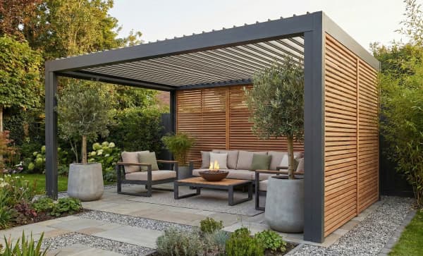 Moderne freistehende Terrassenüberdachung mit Lamellendach und -wänden.