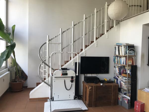 Plattformlift als Treppenlift für schmale Treppe