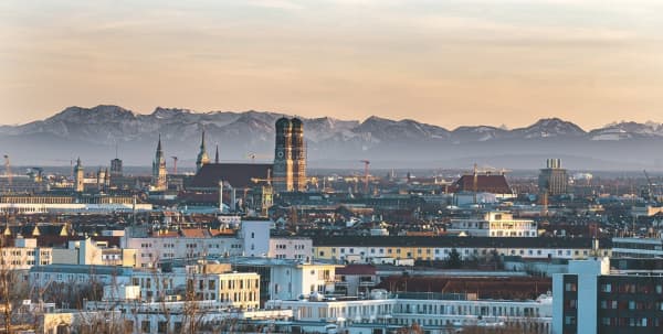 München Skyline mit Alpen