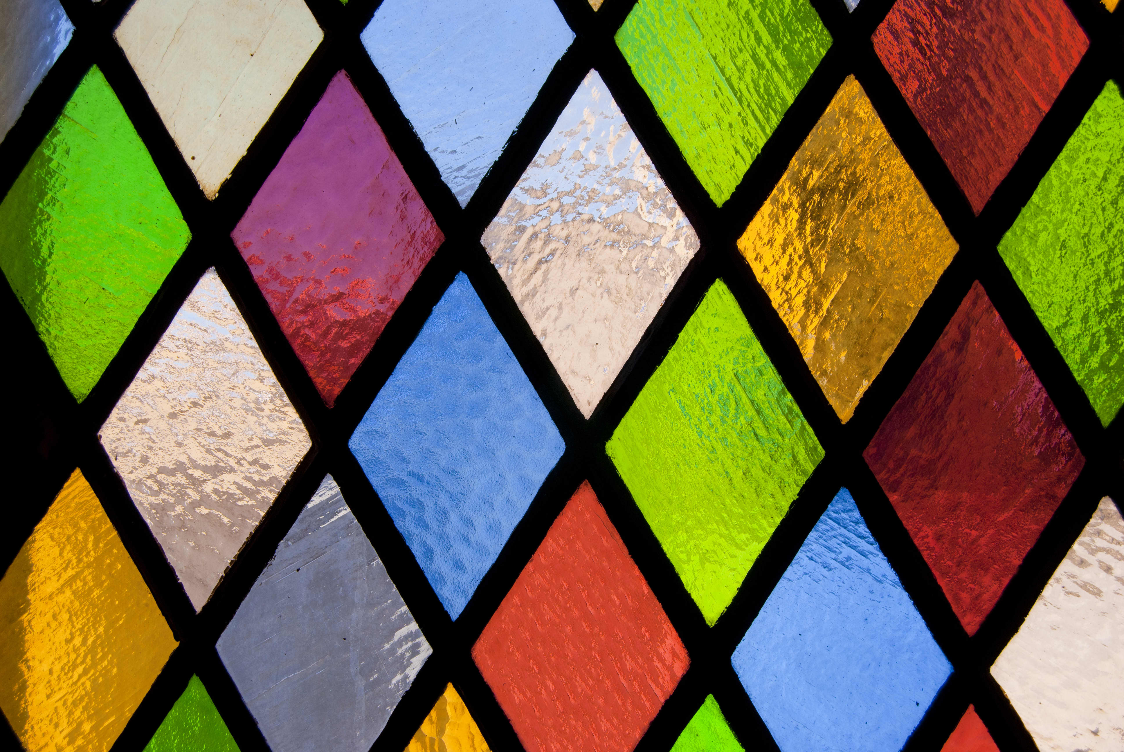 Buntglasfenster mit Rautenmuster: Farbige Glassteine im Detail