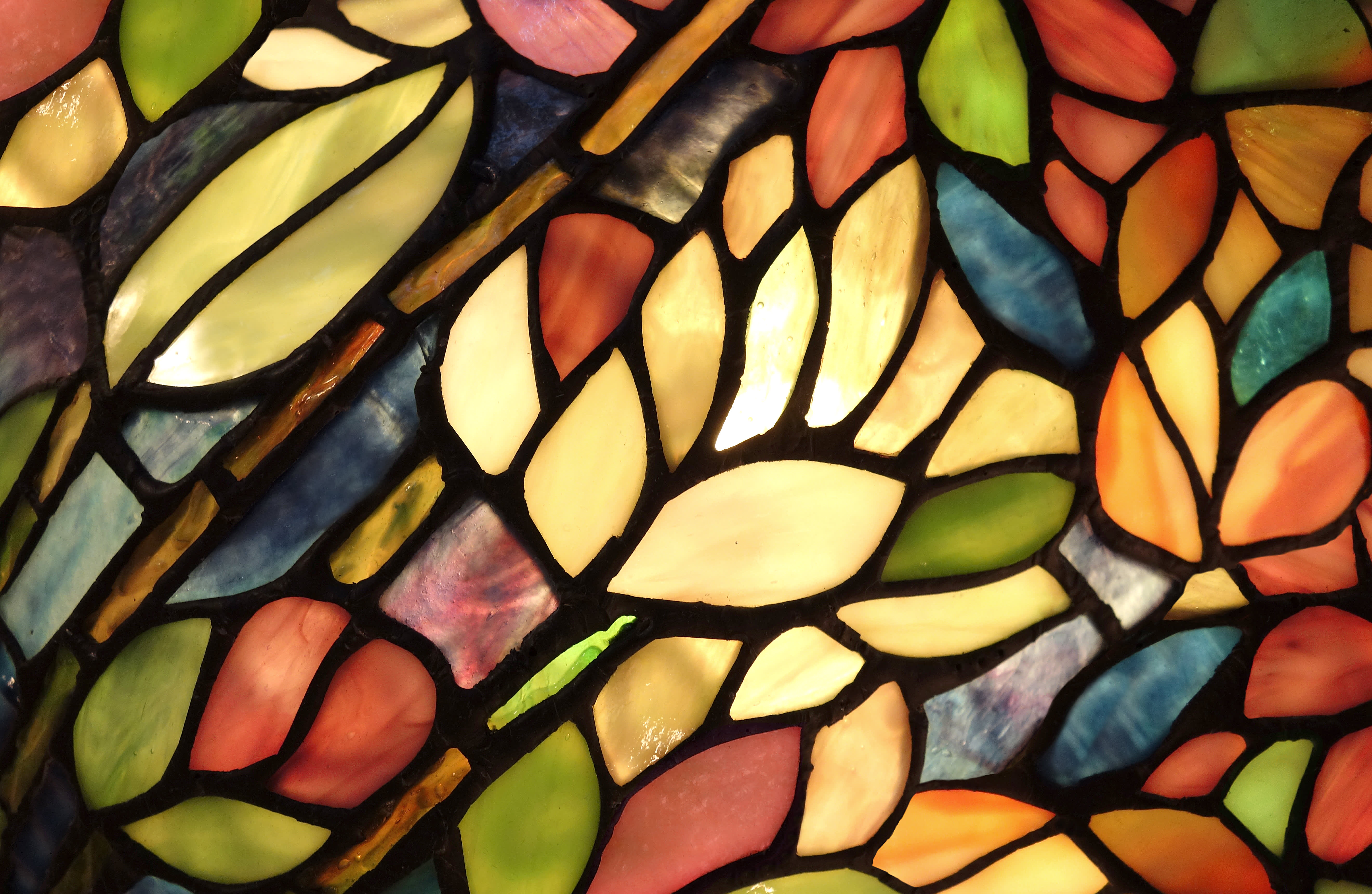 Buntglasfenster Detail: Farbiges Tiffanyglas mit Blattmotiv