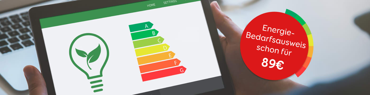 Tablet mit Energieeffizienzskala und grünem Glühbirnen-Symbol, daneben ein Hinweis auf den Energie-Bedarfsausweis ab 89 Euro